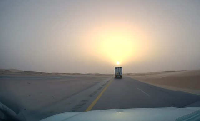 Photo of Самый протяжённый прямой участок шоссе пересекает пустыню в Саудовской Аравии без единого поворота