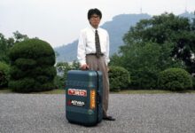 Photo of В 1991 году компания Mazda создала чемодан Samsonite, который мог разгоняться до 30 км/ч (6 фото)