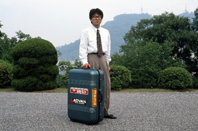 Photo of В 1991 году компания Mazda создала чемодан Samsonite, который мог разгоняться до 30 км/ч (6 фото)