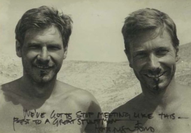 Photo of Закулисные фотографии актёров со своими дублёрами (15 фото)